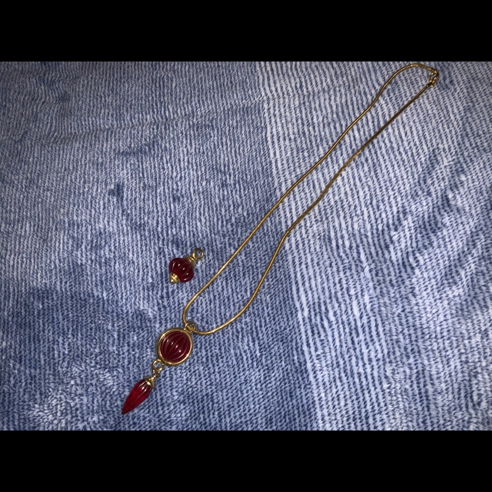 COSTUME JEWELRY 24 inch necklace.